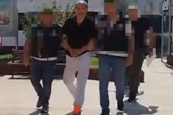 Müebbet hapisle aranan hükümlü çatı katından kaçarken yakalandı