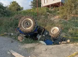Adana'nın Kozan ilçesinde, geri manevra yaptığı sırada devrilen traktörünün altında