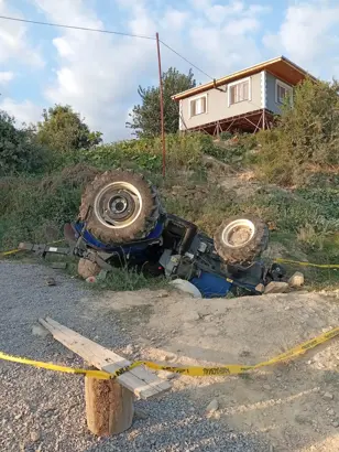 Muhtar devrilen traktorun altinda kaldi Muhtar devrilen traktorun altinda kaldi