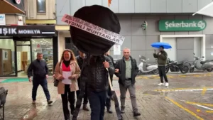 Muhtarlar CHP’yi siyah çelenkle protesto etti