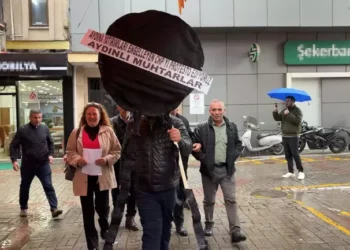 Muhtarlar CHP’yi siyah çelenkle protesto etti