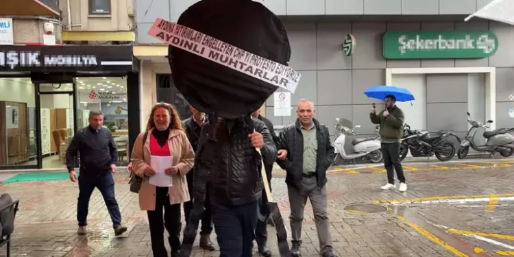 Muhtarlar CHP’yi siyah çelenkle protesto etti