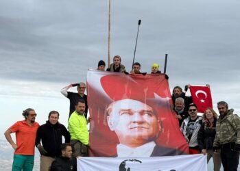 NAZBİDOS üyeleri Ata’yı Babadağ zirvesinde andı