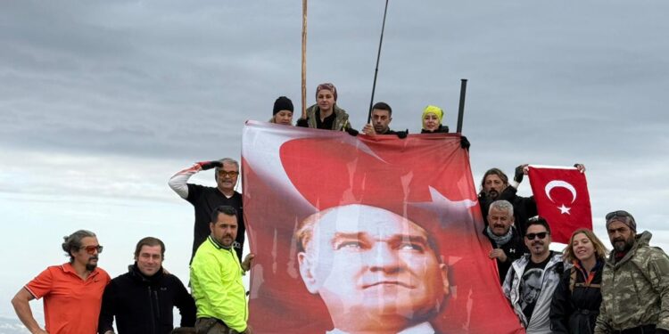 NAZBİDOS üyeleri Ata’yı Babadağ zirvesinde andı