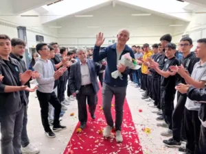 Nazilli’de emekli olan öğretmen kırmızı halıyla uğurlandı Nazilli’de emekli olan öğretmen kırmızı halıyla uğurlandı