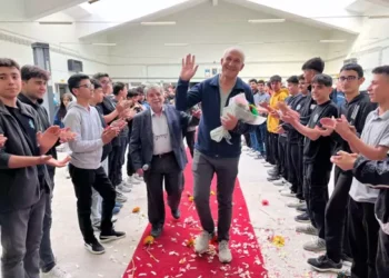 Nazilli’de emekli olan öğretmen kırmızı halıyla uğurlandı