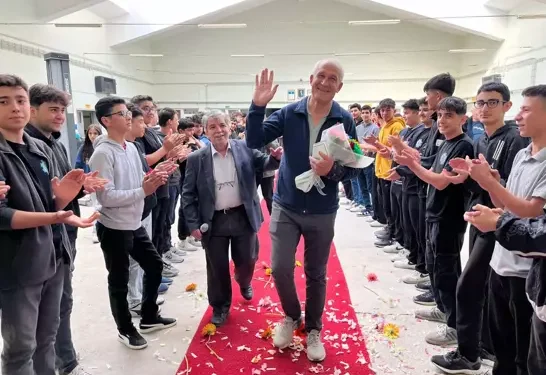 Nazilli’de emekli olan öğretmen kırmızı halıyla uğurlandı