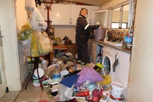 Nazilli’de temizlenen evden 4 kamyon çöp çıktı