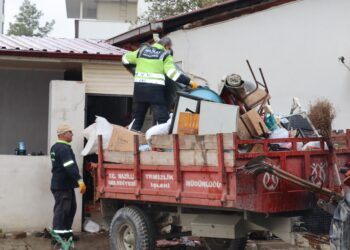 Nazilli’de temizlenen evden 4 kamyon çöp çıktı