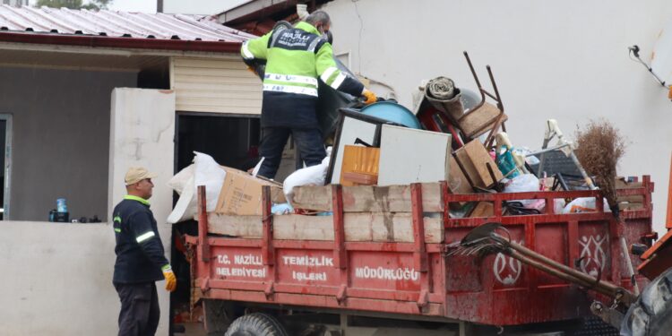 Nazilli’de temizlenen evden 4 kamyon çöp çıktı