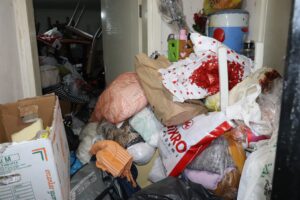 Nazilli’de temizlenen evden 4 kamyon çöp çıktı