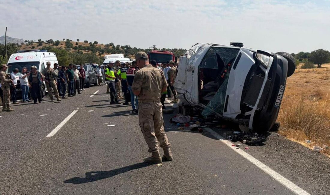 Nişan yolunda katliam gibi kaza: 5 ölü, 11 yaralı Diyarbakır'ın Lice ilçesinde minibüsün devrilmesi sonucu meydana gelen trafik kazasında