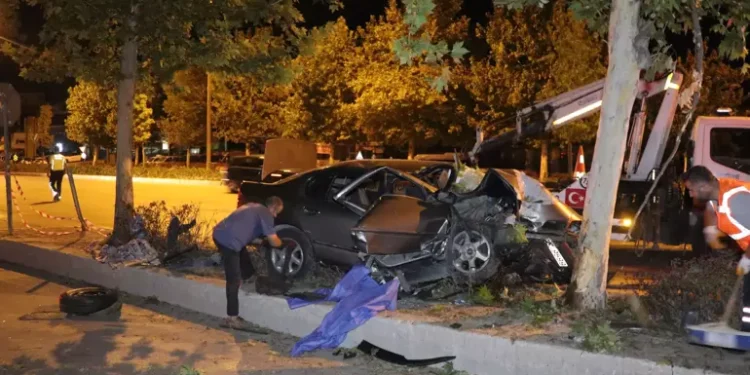Nişanlı çift, doğum günü kutlaması dönüşü kazada öldü