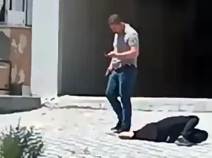 Oğlunu öldürüp başında polisi bekledi