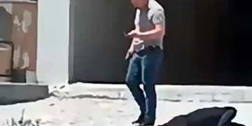 Oğlunu öldürüp başında polisi bekledi