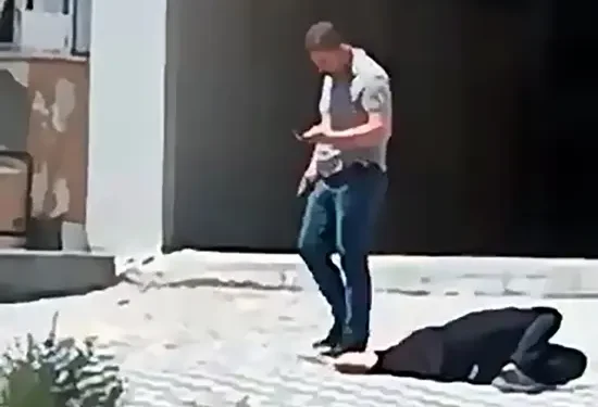 Oğlunu öldürüp başında polisi bekledi