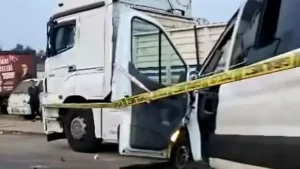 Öğrencileri taşıyan minibüs TIR’a çarptı 2 ölü, 10 yaralı