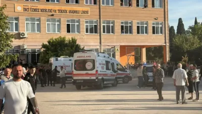 Manisa'nın Turgutlu ilçesinde bir lisenin önünde kimliği henüz belirlenemeyen bir