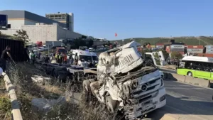 Kocaeli’nin Dilovası ilçesi D-100 kara yolu geçişinde 2 otomobil ve