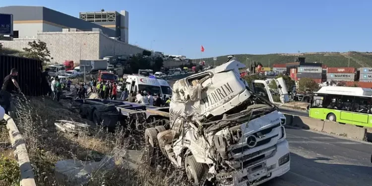 Ortalık savaş alanına döndü, kazada 5 kişi öldü (2)