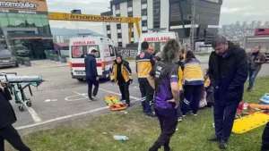 Samsun’un İlkadım ilçesinde yolcu otobüsünün devrildiği kazada kolu kopan lise