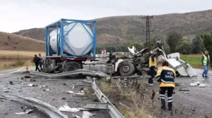 Otobüs tarlaya uçtu 23 yaralı