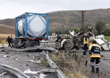 Otobüs tarlaya uçtu 23 yaralı