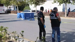 Otobüsten indi, karşıya geçerken canından oldu