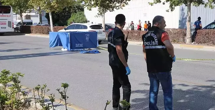 Otobüsten indi, karşıya geçerken canından oldu