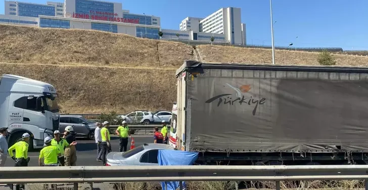 Otomobil, TIR’a çarptı 1 ölü, 1 yaralı