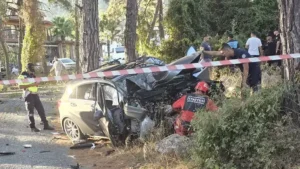 Otomobil, ağaca çaptı 1 ölü, 1 yaralı
