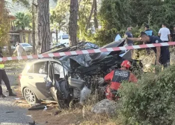 Otomobil, ağaca çaptı 1 ölü, 1 yaralı