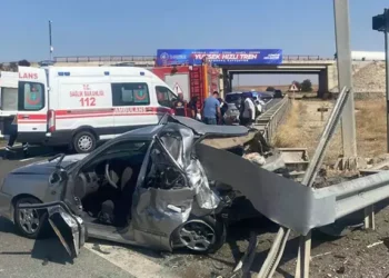 Otomobil, bariyerlere çarptı 1 ölü, 4 yaralı