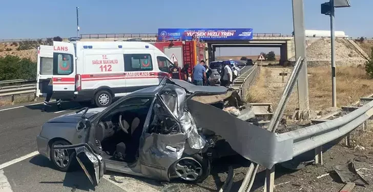 Otomobil, bariyerlere çarptı 1 ölü, 4 yaralı