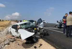 Otomobil çarpıştı evli çift ile 2 aylık bebekleri öldü