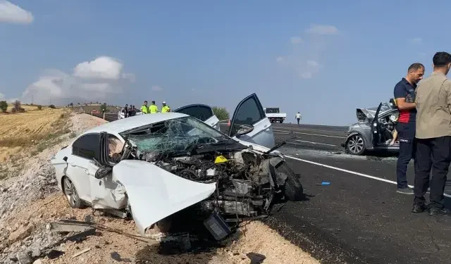 Otomobil çarpıştı evli çift ile 2 aylık bebekleri öldü