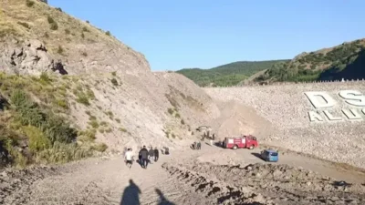 Giresun'un Alucra ilçesinde sürücüsünün kontrolünü yitirdiği otomobilin dere yatağına yuvarlanması