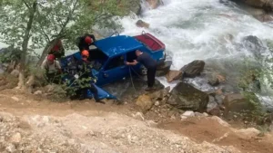 Otomobil dereye düştü; karı koca öldü, 1 yaralı