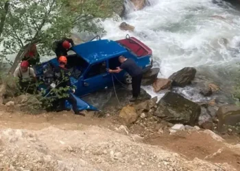Otomobil dereye düştü; karı koca öldü, 1 yaralı