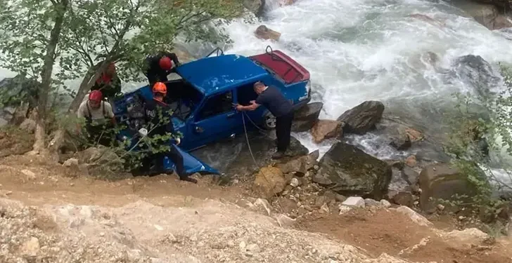 Otomobil dereye düştü; karı koca öldü, 1 yaralı