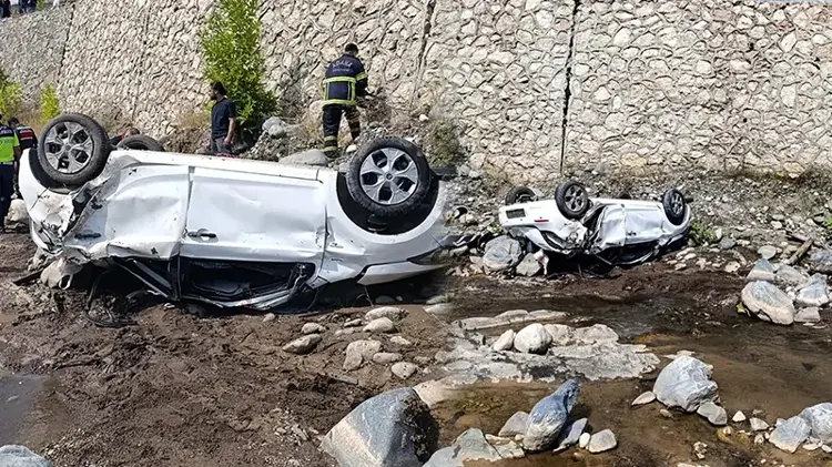 Otomobil dereye uctu 2 olu, 1 yarali Otomobil dereye uctu 2 olu, 1 yarali