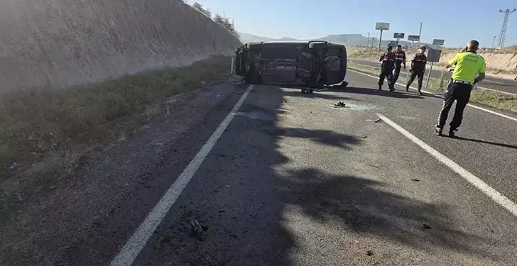 Otomobil devrildi anne öldü, kızı yaralı