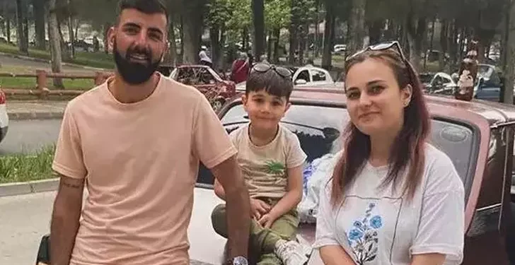 Otomobil direğe çarptı; baba ve oğlu öldü