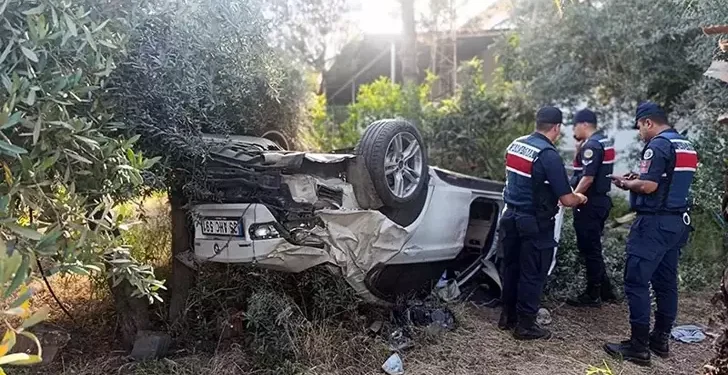 Otomobil fabrika bahçesine uçtu