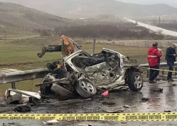 Otomobil ile TIR çarpıştı 3 ölü, 1 yaralı