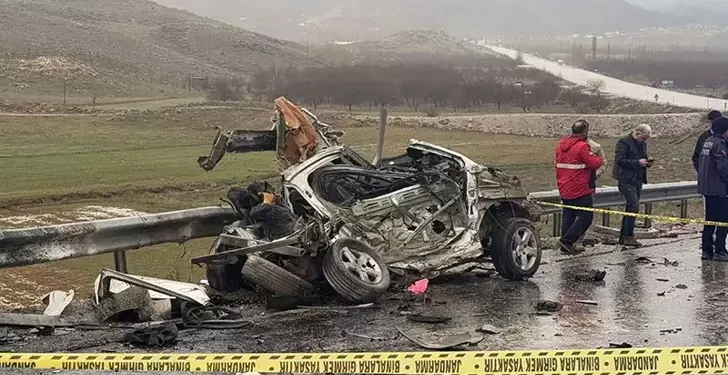 Otomobil ile TIR çarpıştı 3 ölü, 1 yaralı