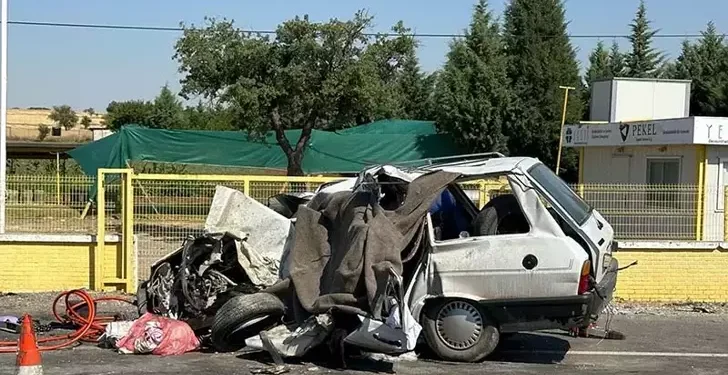 Otomobil ile kamyon çarpıştı 2 ölü