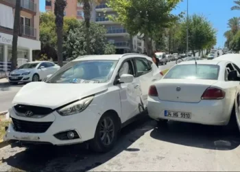 Otomobil karşı yöne geçip araçlara çarptı; 5 yaralı