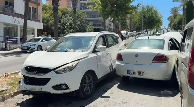 Otomobil karşı yöne geçip araçlara çarptı; 5 yaralı