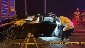 Otomobil kırmızı ışıkta bekleyen TIR’a çarptı 4 ölü Otomobil kırmızı ışıkta bekleyen TIR’a çarptı 4 ölü